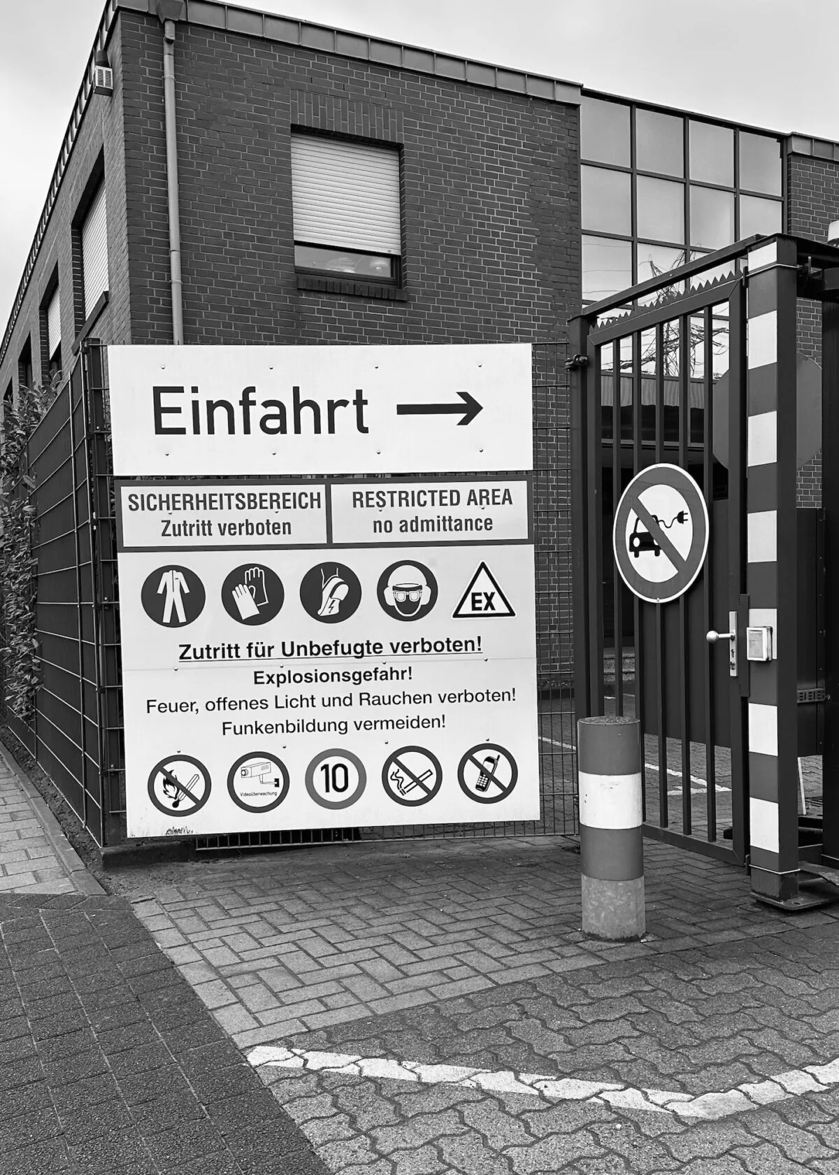 Hinweisschild „Restricted Area, No Admittance" am Zugang zur EX-Zone bei Ambrian Energy in Bremen
