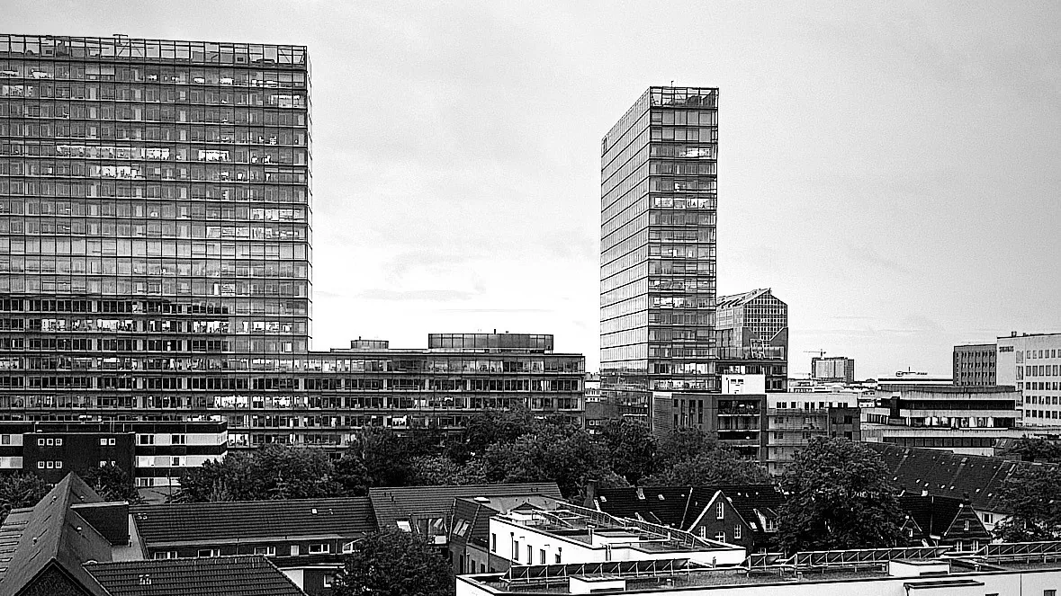 Blick vom Shooting-Standort auf moderne Glasbürotürme der Hamburger Innenstadt