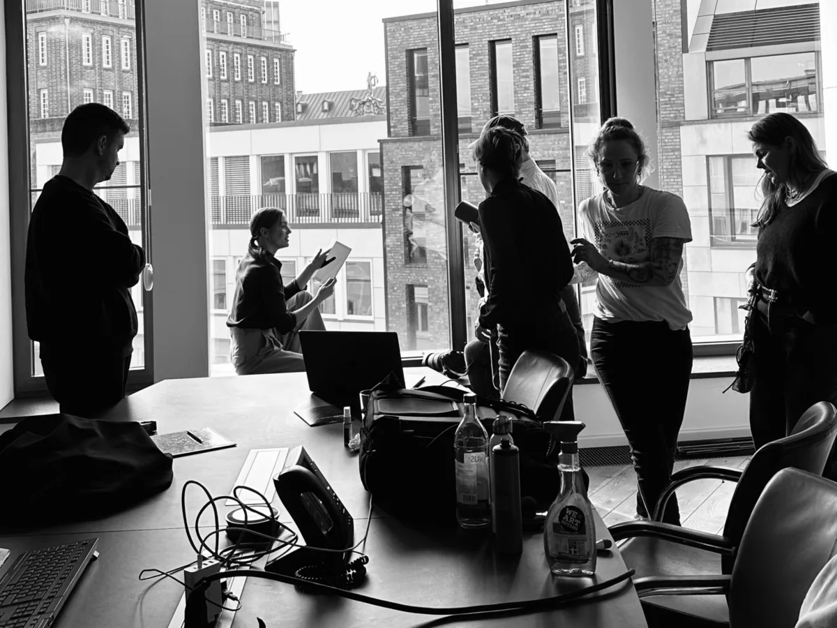 Team-Briefing am Set während der Produktion in Hamburg, Ambrian Energy