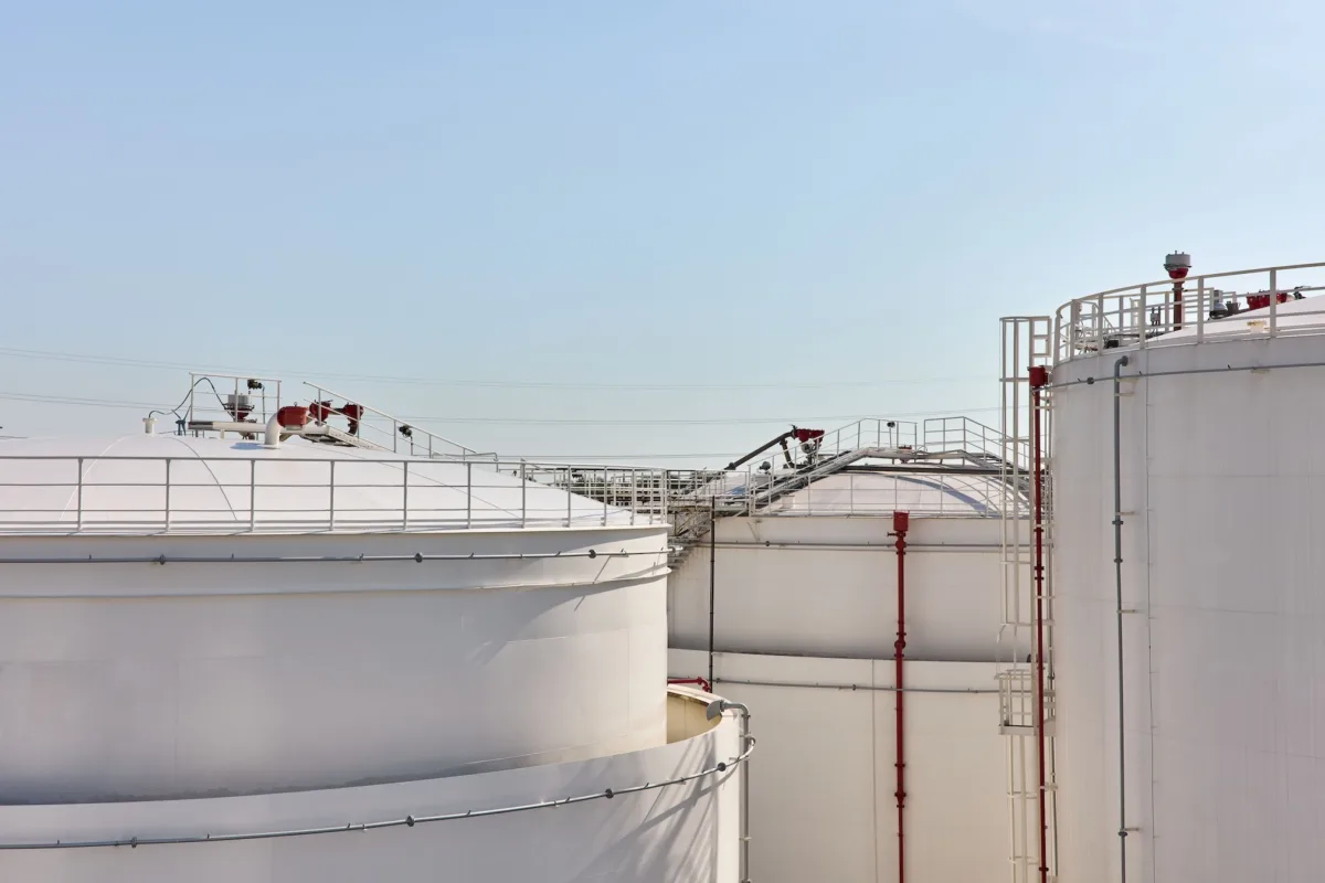 Industrial photography of Ambrian Energy storage tanks in Bremen by Scanderbeg Sauer