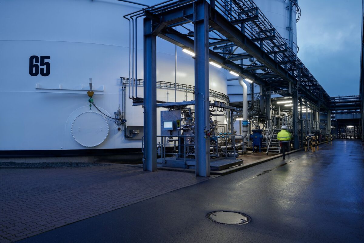 Night industrial photography at Ambrian Energy tank facility in Bremen by Scanderbeg Sauer