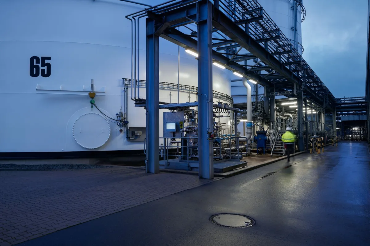 Night industrial photography at Ambrian Energy tank facility in Bremen by Scanderbeg Sauer