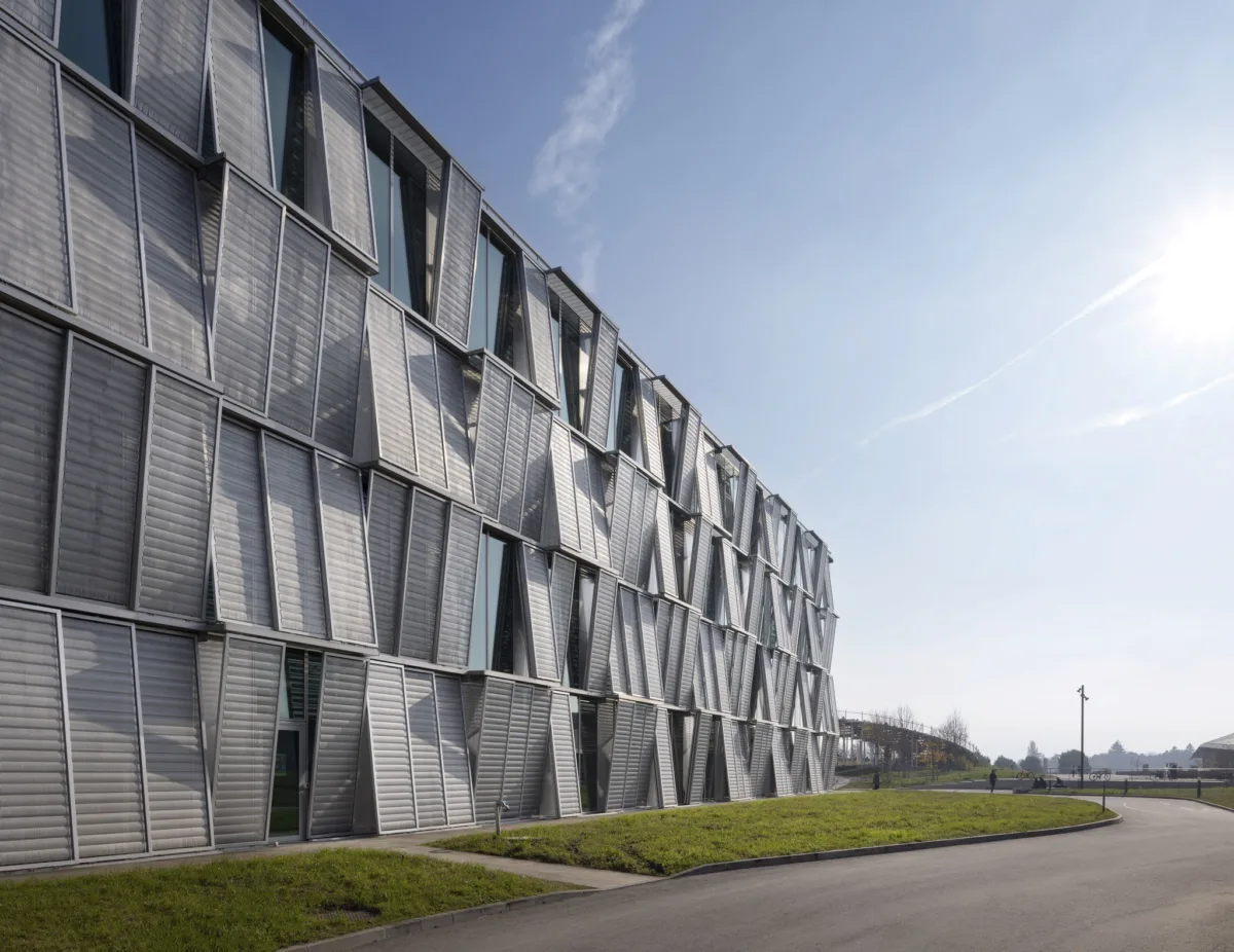 Gebäudefassade des EPFL-Campus in Lausanne, ISS Schweiz, Unternehmensfotografie von Scanderbeg Sauer