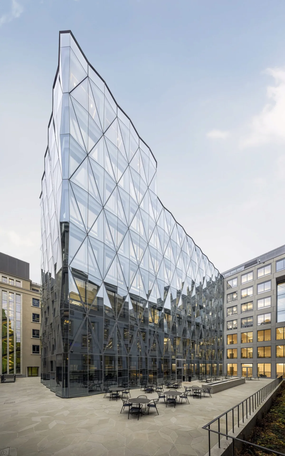 Glasfassade am Hauptsitz der Zurich Insurance Group, ISS Schweiz, Unternehmensfotografie von Scanderbeg Sauer