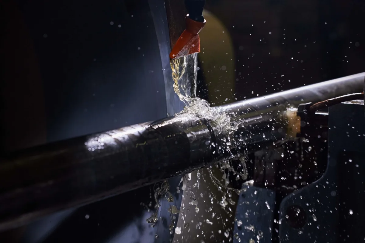 CNC-Bearbeitung mit Kühlmittel, Techmosim Muttenz, Industriefotografie von Scanderbeg Sauer