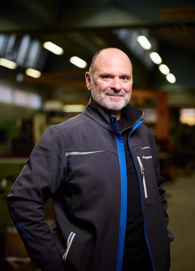 Mitarbeiterportrait in der Werkstatt, Techmosim Muttenz, Industriefotografie von Scanderbeg Sauer
