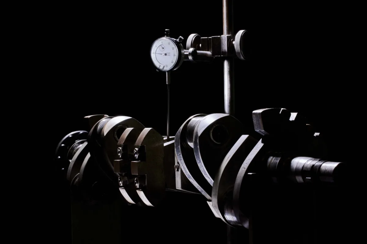 Detail eines Präzisionsbauteils mit Messuhr, Techmosim Muttenz, Industriefotografie von Scanderbeg Sauer