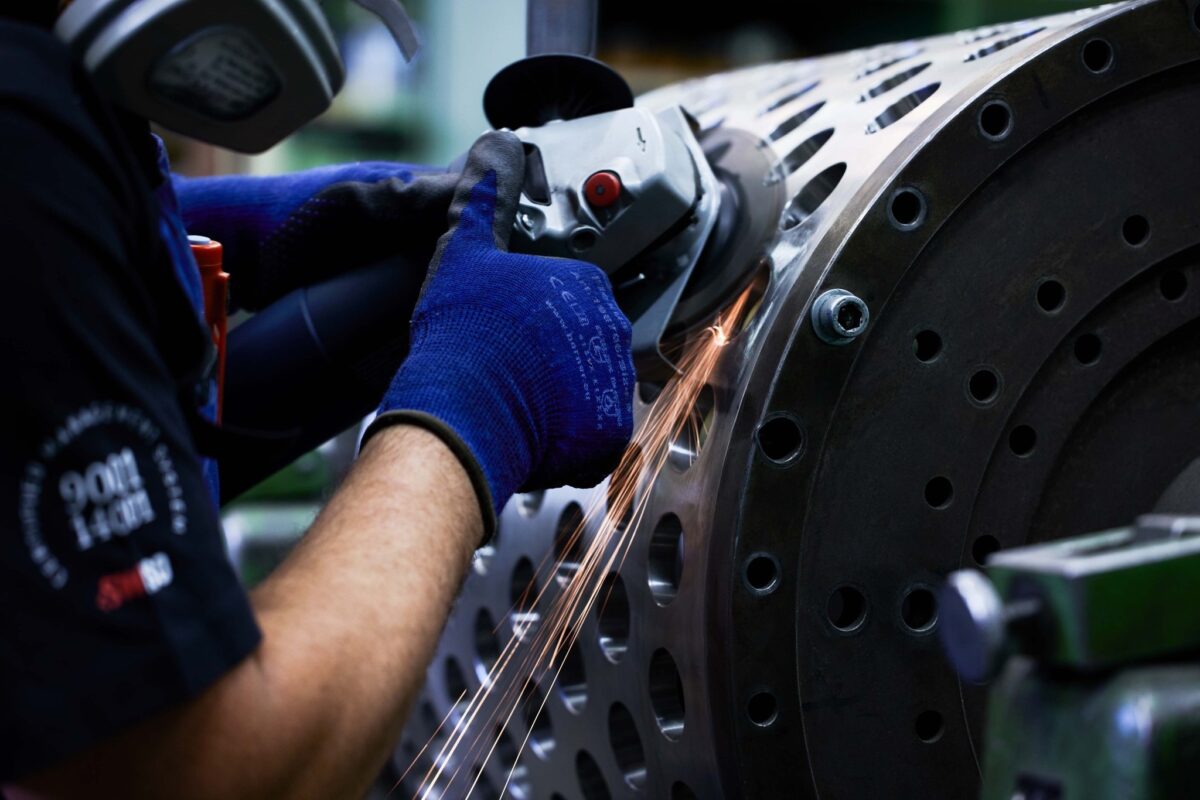Mechaniker bei der Überholung eines grossen Industriebauteils, Techmosim Muttenz, Industriefotografie von Scanderbeg Sauer