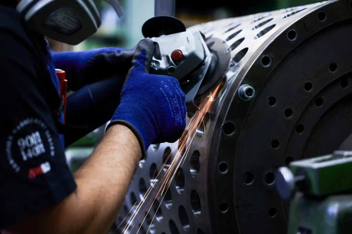 Mechaniker bei der Überholung eines grossen Industriebauteils, Techmosim Muttenz, Industriefotografie von Scanderbeg Sauer