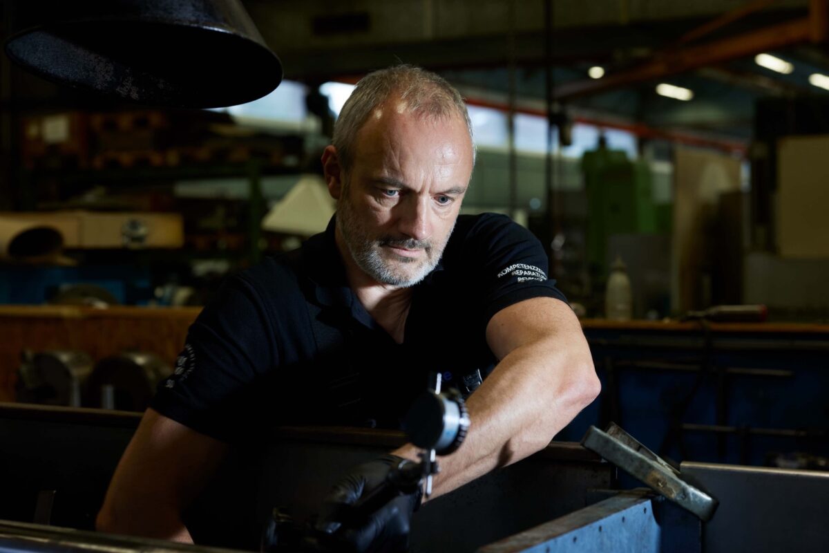 Mechaniker bei der Überholung eines Industriebauteils, Techmosim Muttenz, Industriefotografie von Scanderbeg Sauer