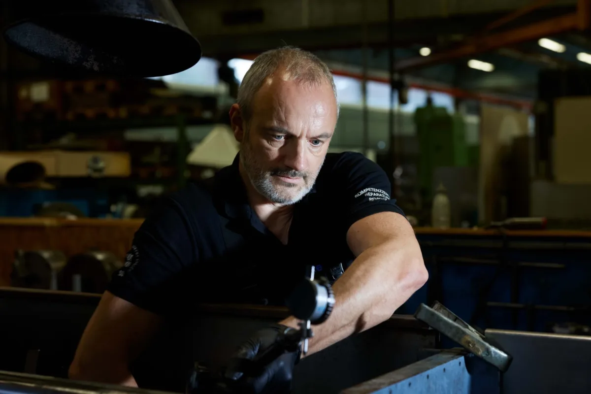 Mechaniker bei der Überholung eines Industriebauteils, Techmosim Muttenz, Industriefotografie von Scanderbeg Sauer